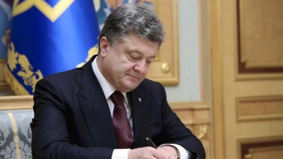 Президент подписал распоряжения об увольнении всех глав райгосадминистраций Закарпатья