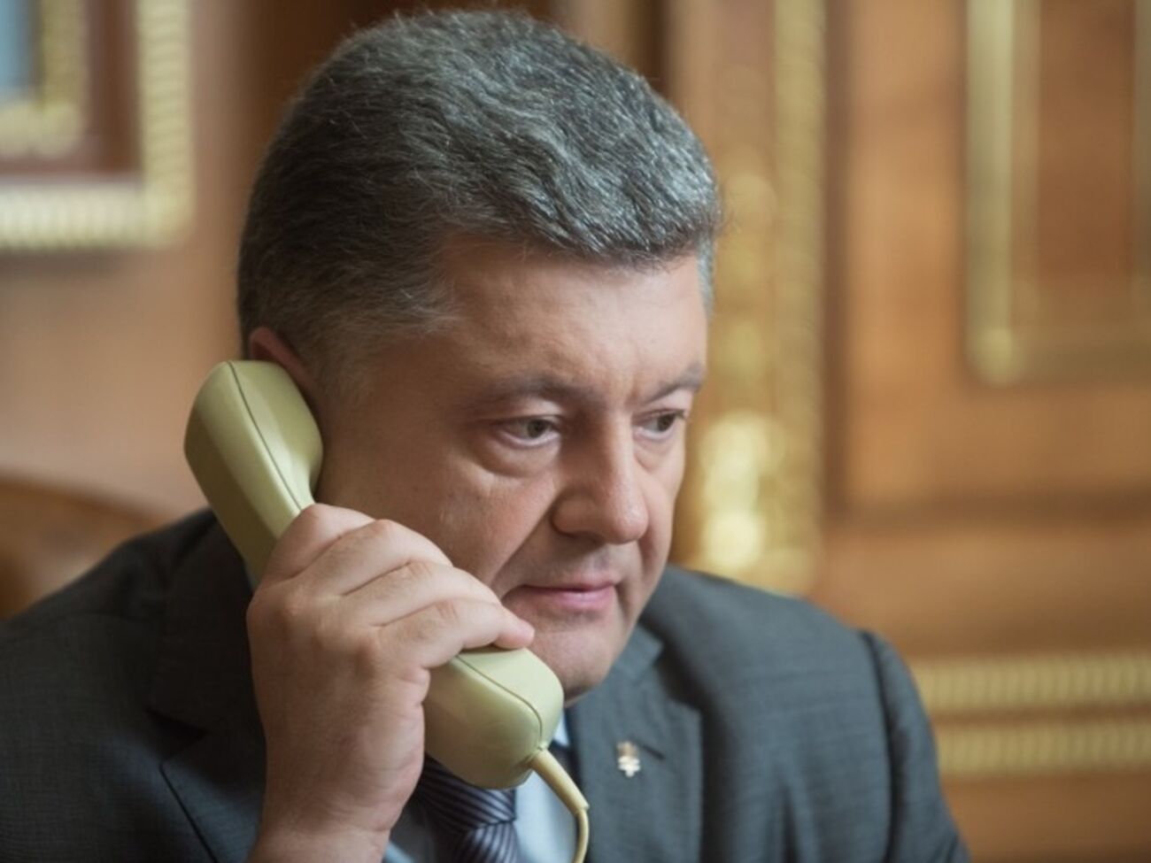 Президент Порошенко по телефону настаивал на немедленном освобождении Надежды Савченко и Олега Сенцова