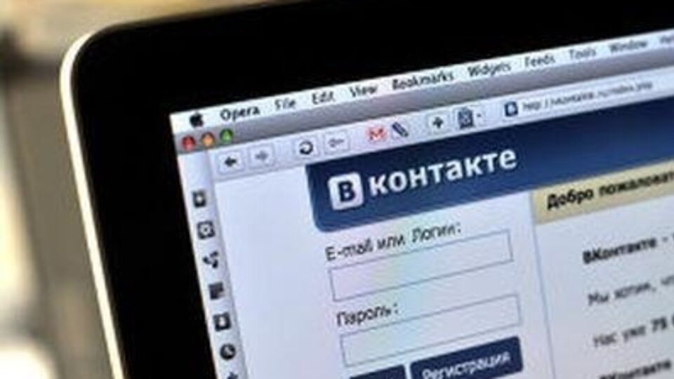 Сервис визуально очень похож на Instagram и дает примерно те же возможности