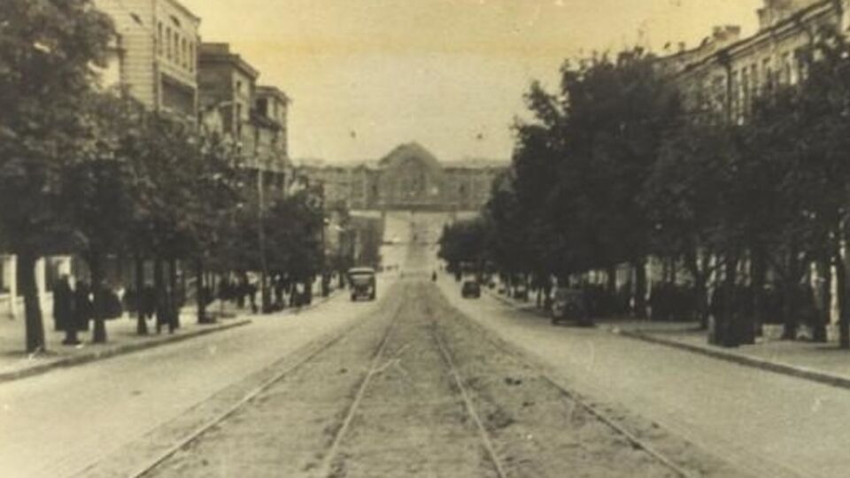 Киев, улица Петлюры (Безаковская), вид на главное здание вокзала, 1940-е годы