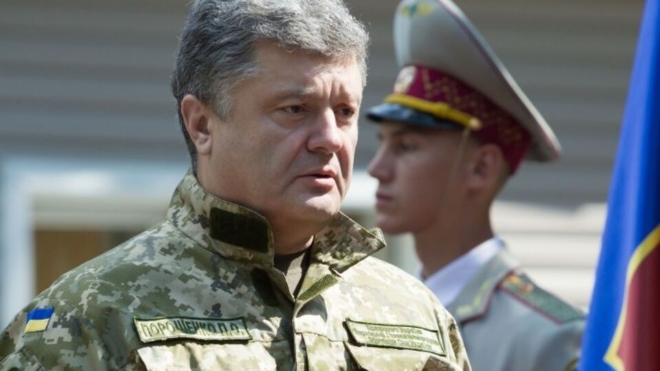 Порошенко наградил погибших военных