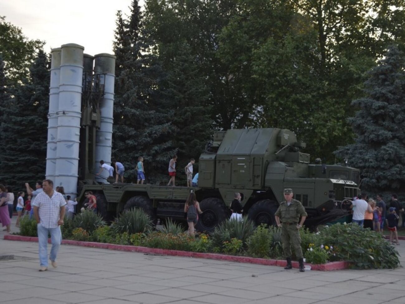 СМИ: Акция вызвала большой интерес у керчан, многие интересовались зарплатами в армии