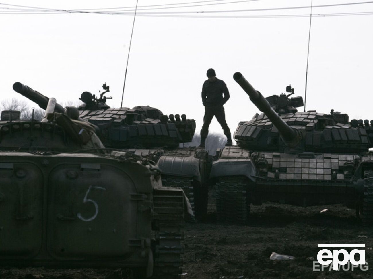 Захарченко заявил, что боевики отведут часть танков от линии соприкосновения