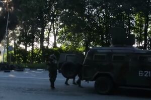 Через Львовскую область в направлении Мукачево проехала колонна военной техники. Видео