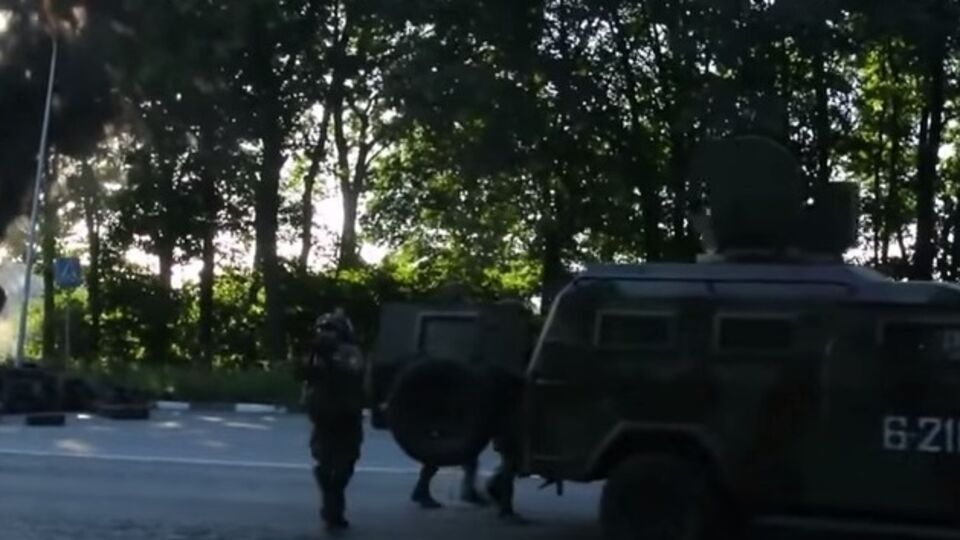 Через Львовскую область в направлении Мукачево проехала колонна военной техники. Видео