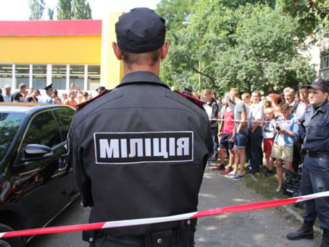 Заблокированный автомобиль окружили работники милиции