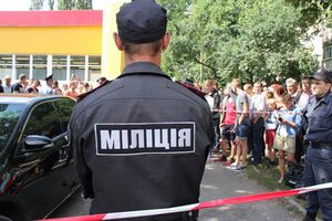 Заблокированный автомобиль окружили работники милиции