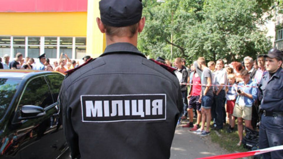 Заблокированный автомобиль окружили работники милиции