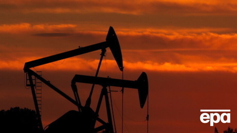 Нефть продолжает дешеветь