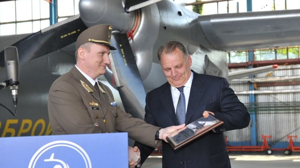 Церемония вручения "410-му заводу Гражданской авиации" сертификата НАТО состоялась на территории завода