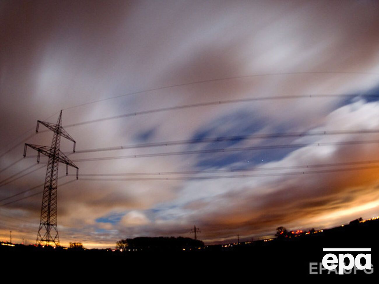 Завтра по всей территории Украины ожидаются грозы и шквальный ветер