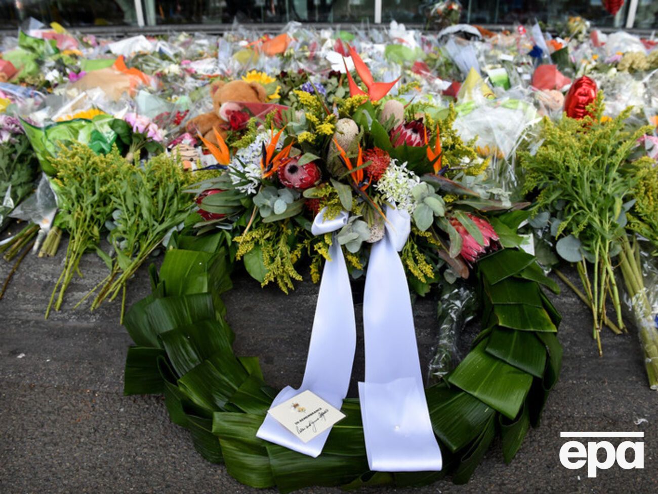 Цветы в память о жертвах рейса МН-17, аэропорт Схипхол (Амстердам), 25 июля 2014 года.