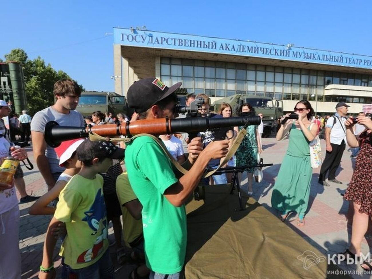 В центре Симферополя развернули пункт отбора на военную службу по контракту в вооруженные силы РФ