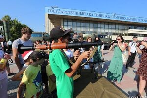 В центре Симферополя развернули пункт отбора на военную службу по контракту в вооруженные силы РФ