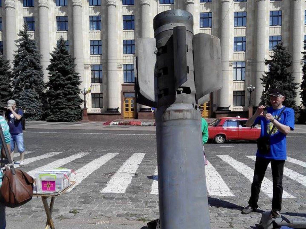 Волонтеры установили снаряд РСЗО "Смерч" в центре Харькова