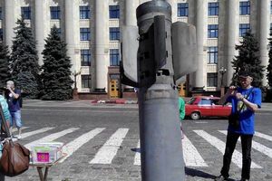 Волонтеры установили снаряд РСЗО "Смерч" в центре Харькова