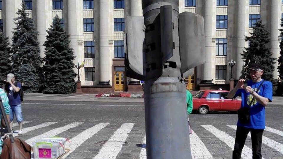Волонтеры установили снаряд РСЗО "Смерч" в центре Харькова