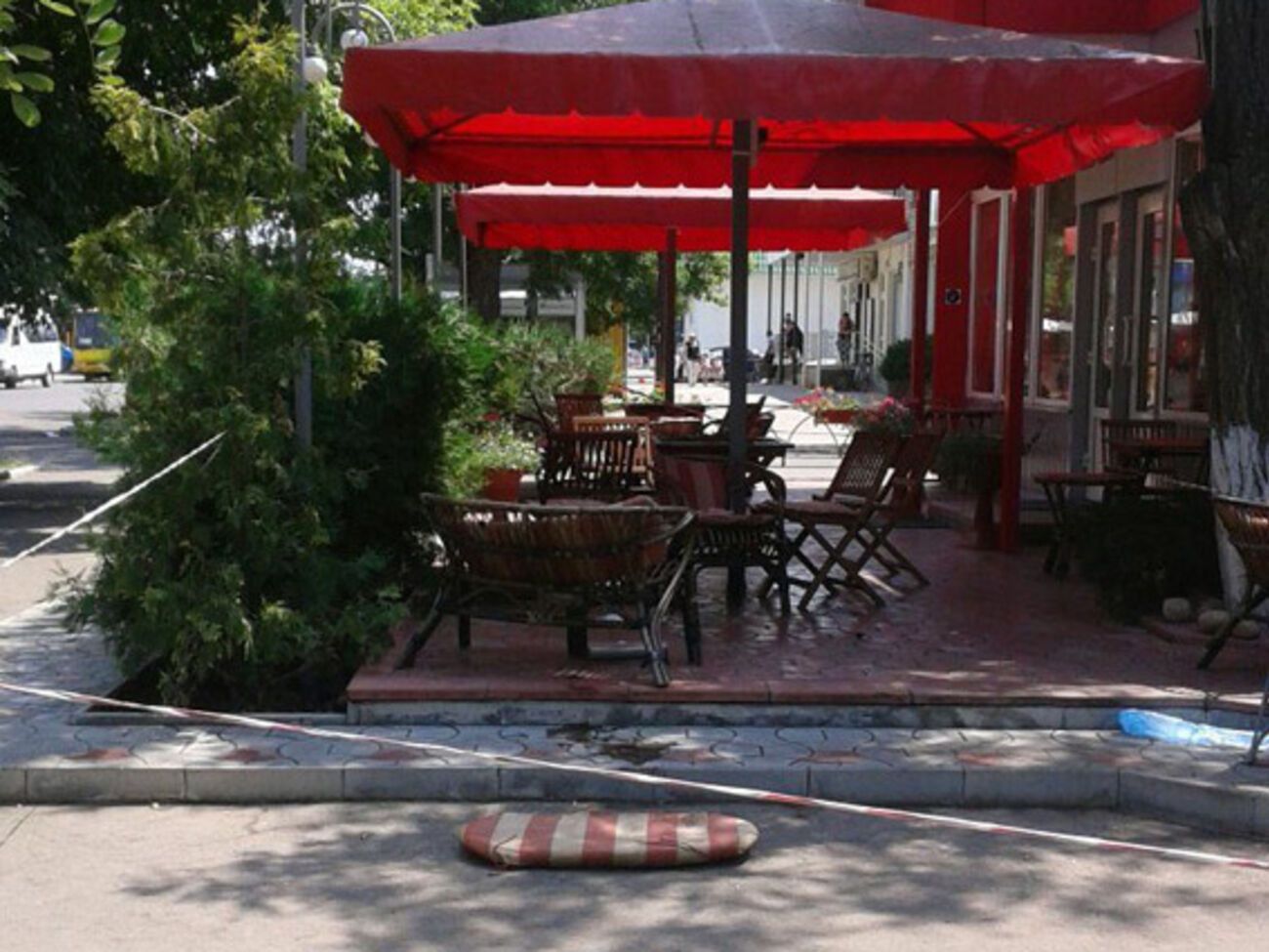 Мужчину застрелили, когда он сидел за столиком в кафе