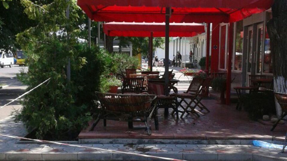 Мужчину застрелили, когда он сидел за столиком в кафе