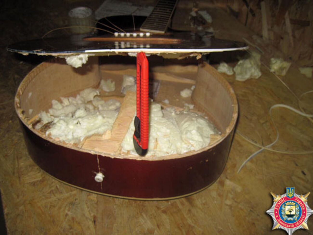 В гитаре были спрятаны гранаты и штык-нож