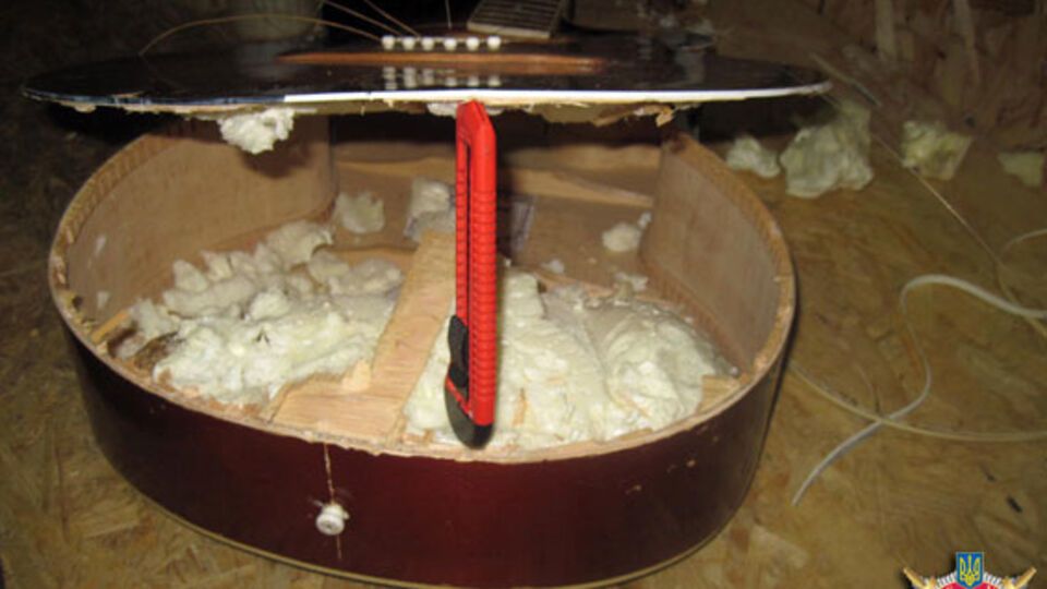 В гитаре были спрятаны гранаты и штык-нож