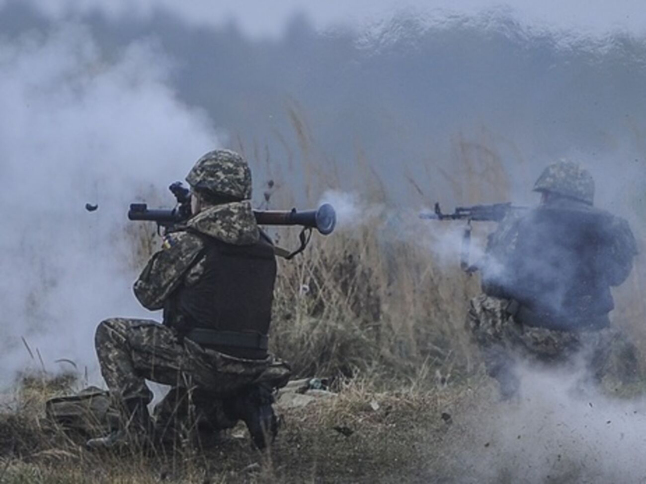 По данным штаба АТО, украинские военные отвечали боевикам из стрелкового оружия