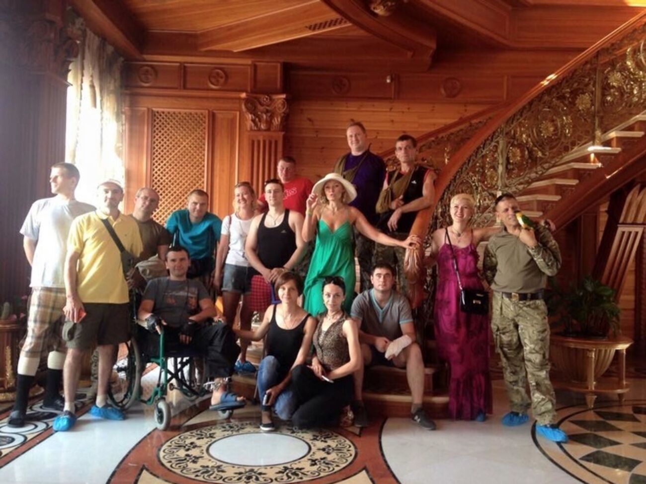 Находящиеся на реабилитации бойцы АТО посетили "Межигорье". Фоторепортаж