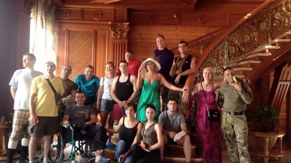 Находящиеся на реабилитации бойцы АТО посетили "Межигорье". Фоторепортаж