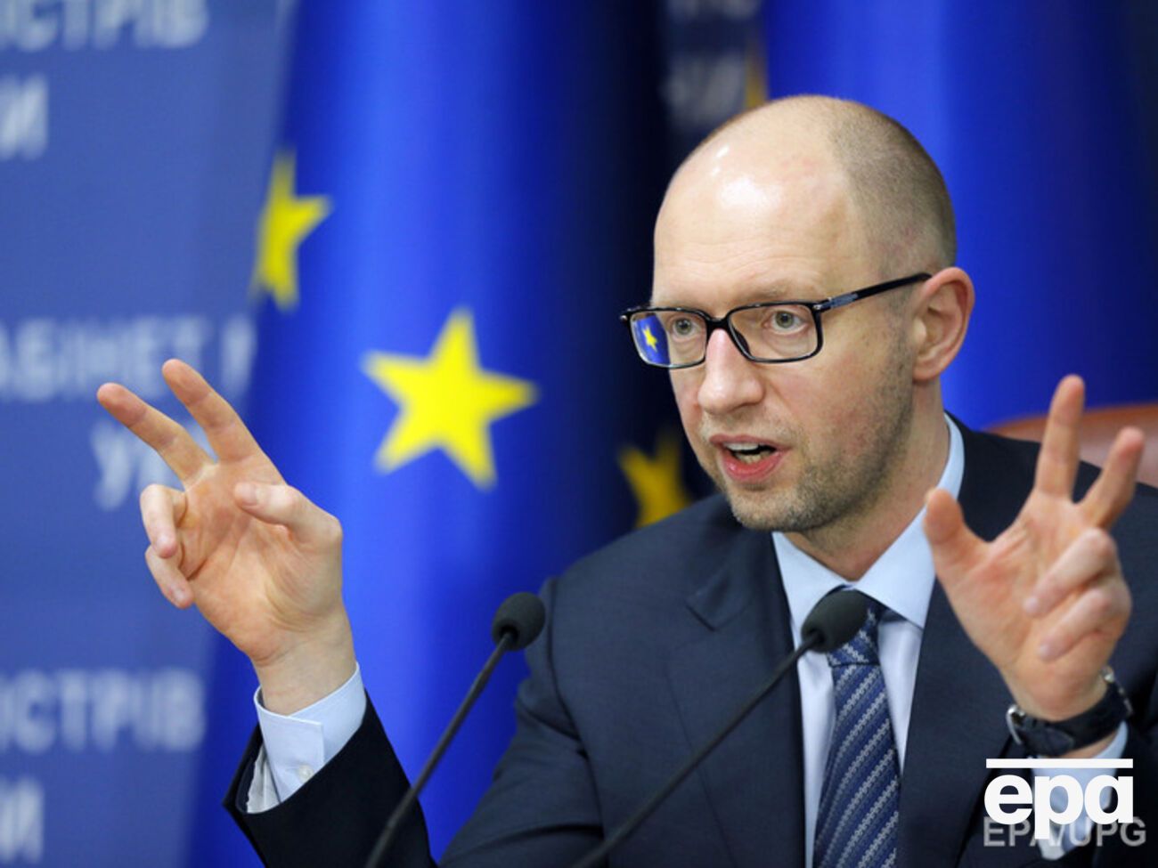 Яценюк обещает 200 км новых дорог