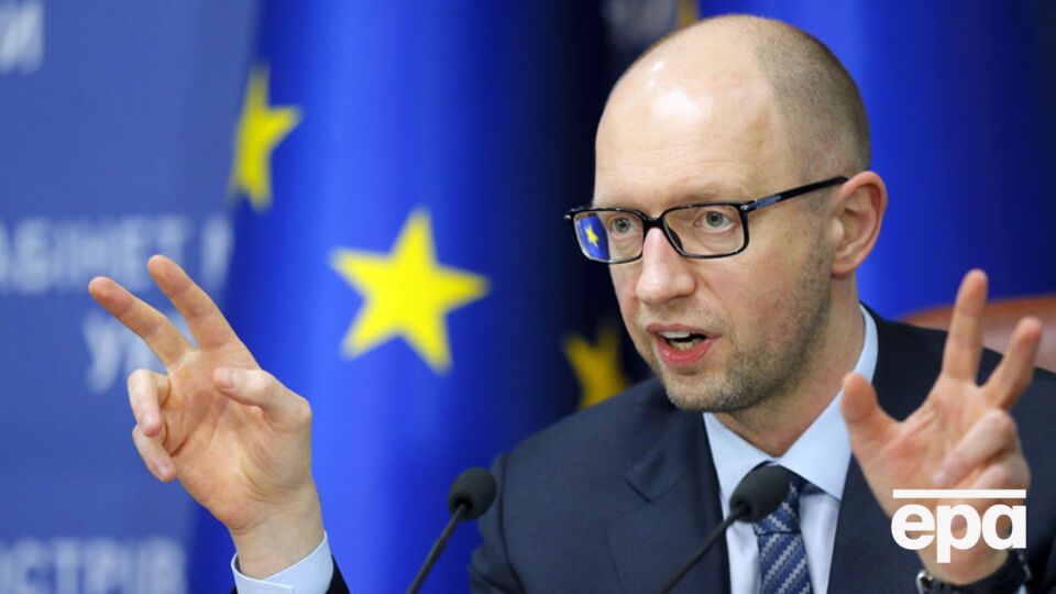 Яценюк обещает 200 км новых дорог