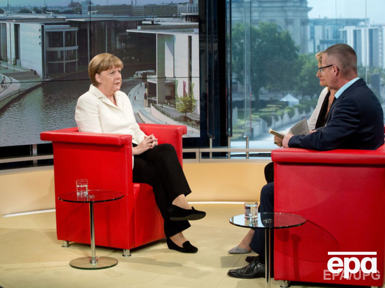 Меркель отметила, что Греции уже значительно смягчили условия выплат по долговым обязательствам