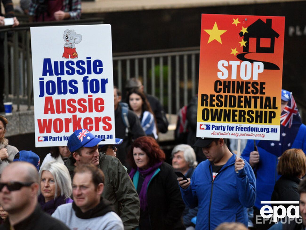 В Австралии противники наплыва мигрантов столкнулись с участниками акции против расизма. Фоторепортаж