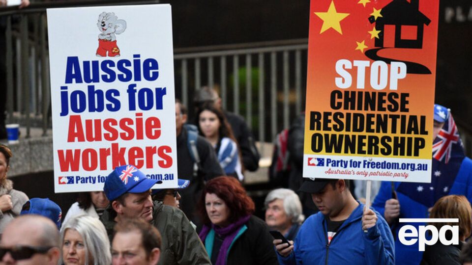 В Австралии противники наплыва мигрантов столкнулись с участниками акции против расизма. Фоторепортаж