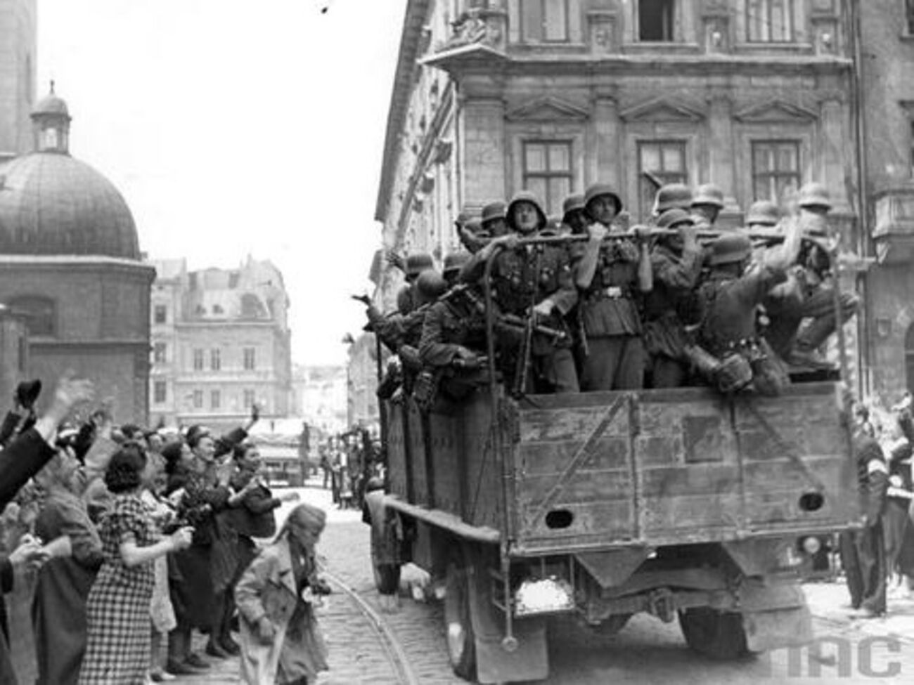 Львов, июнь 1941 года. Жители города встречают немецкие войска