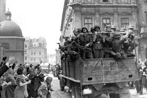 Львов, июнь 1941 года. Жители города встречают немецкие войска