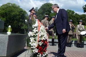 Бронислав Коморовский на Лычаковском кладбище во Львове