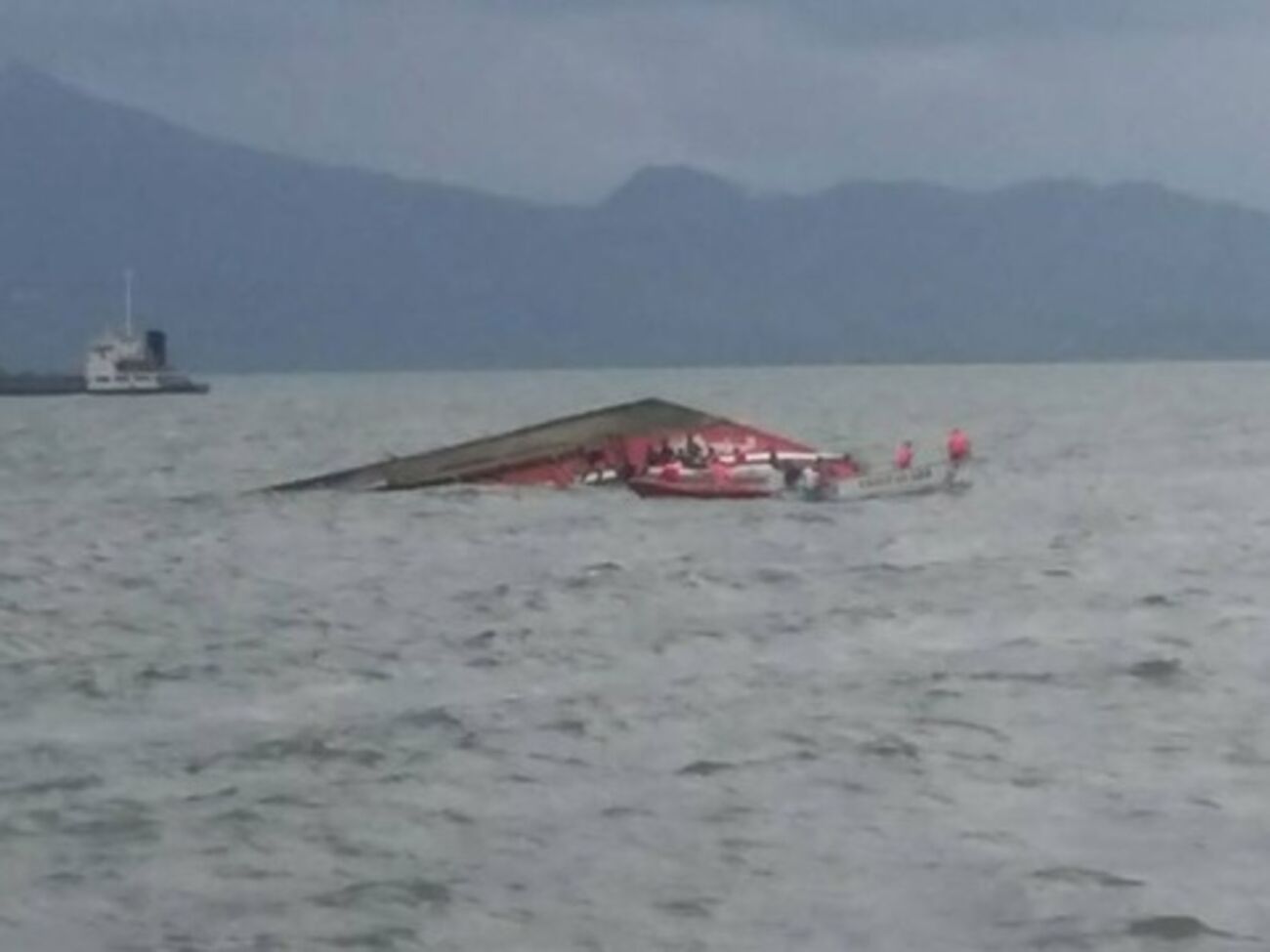 Неизвестно, по каким причинам перевернулся паром