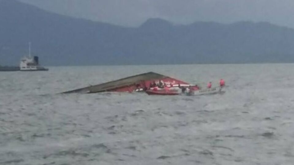 Неизвестно, по каким причинам перевернулся паром