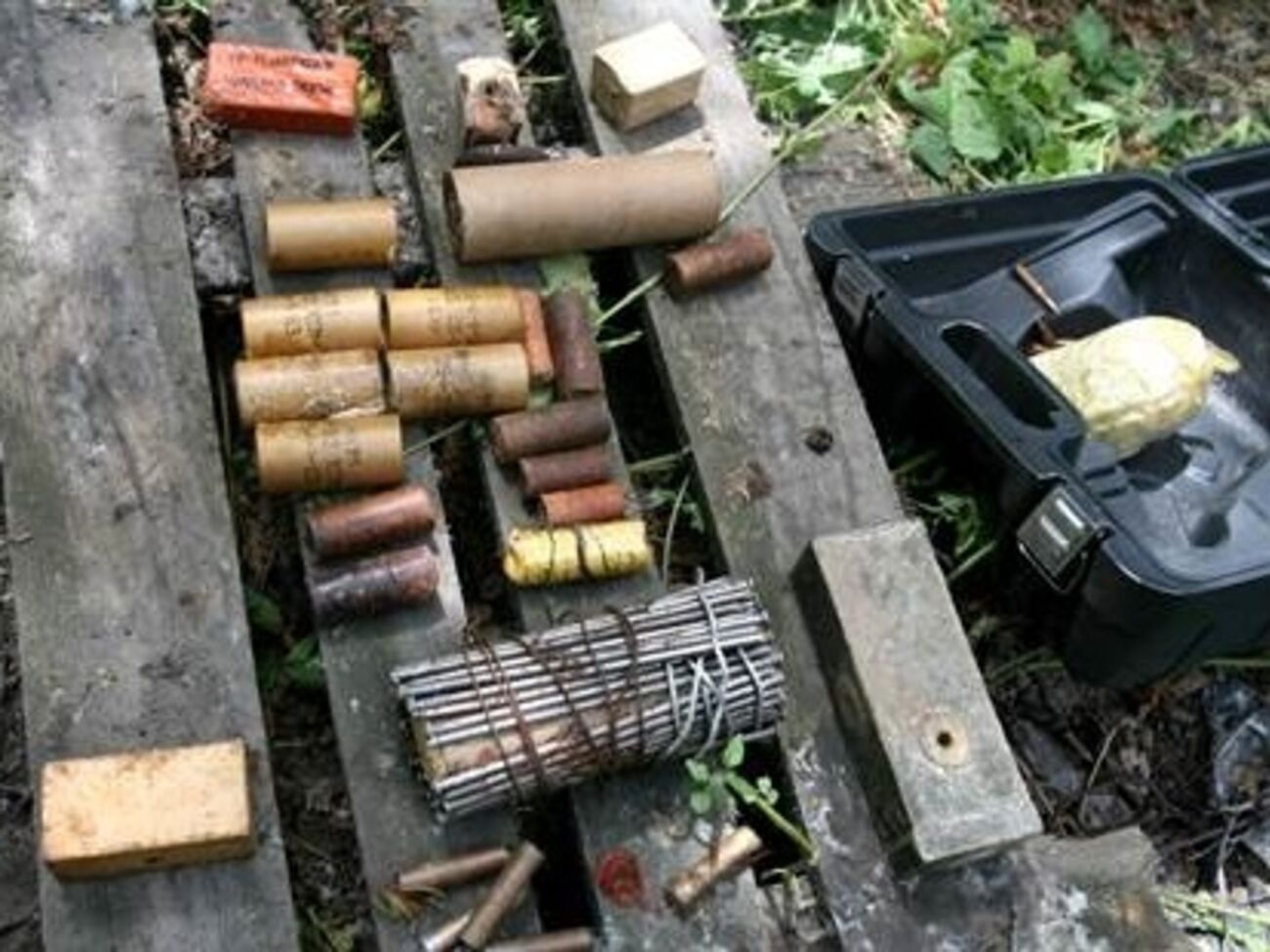 В Киеве обнаружен тайник с большим количеством взрывчатки, патронов и оружия