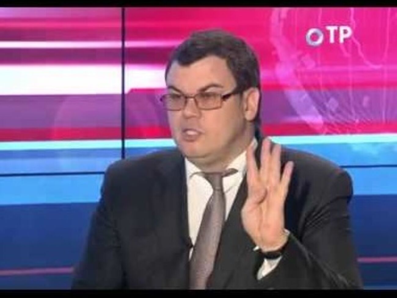 Кравцов:&nbsp;Мы можем выкопать ров по границе, поставить великую русскую стену и обнести колючей проволокой. Никого не пускать и не выпускать. Только нужно ли нам это?