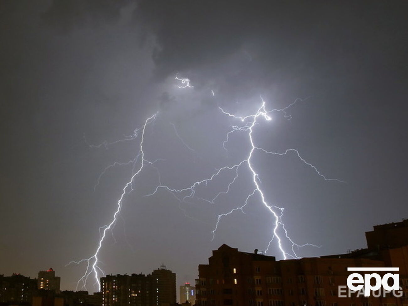 На севере и в центре страны ожидаются ливни