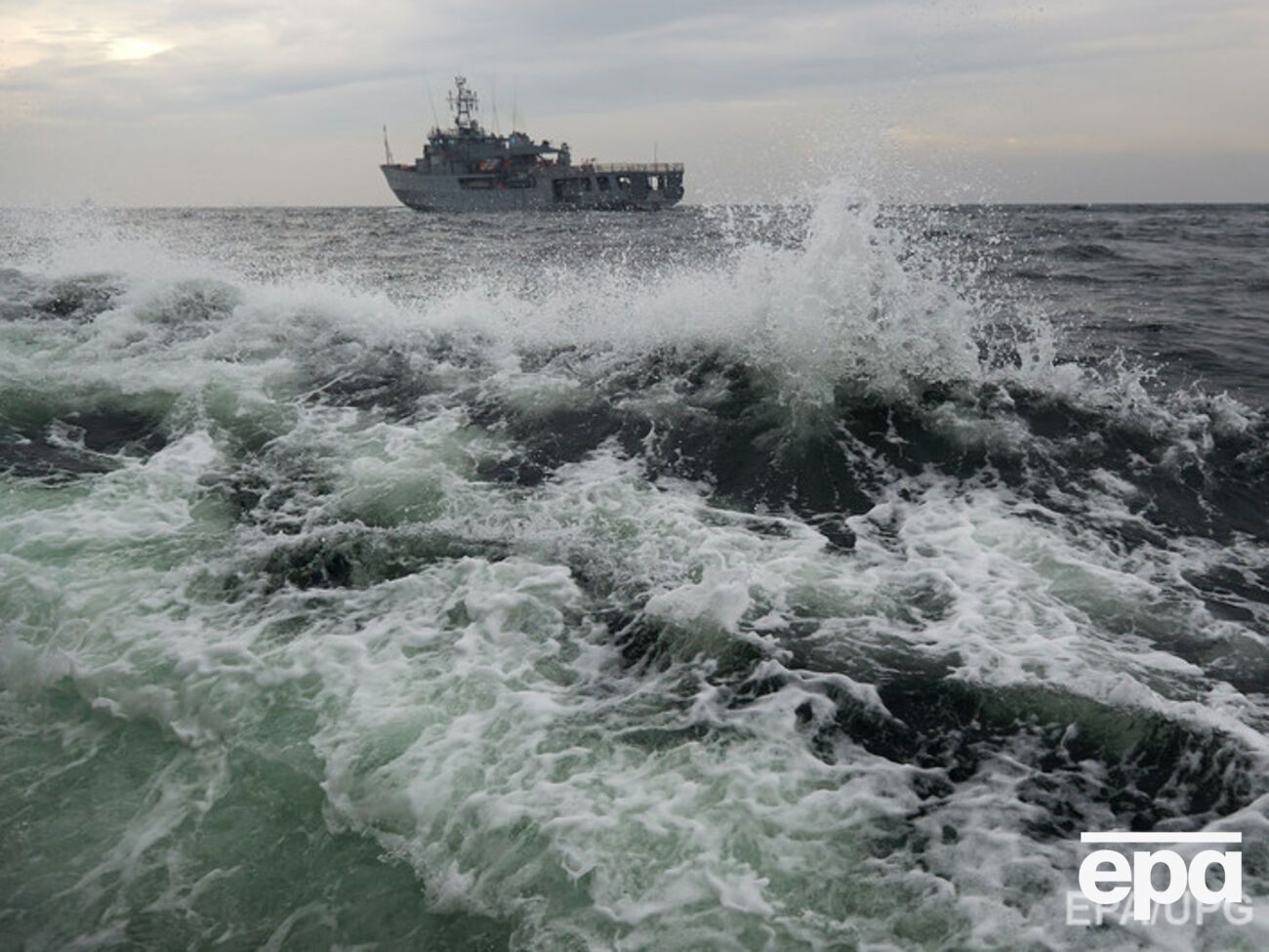 Подлодка двигалась в сопровождении кораблей