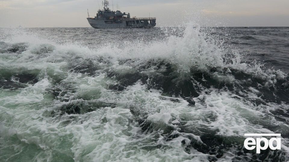 Подлодка двигалась в сопровождении кораблей