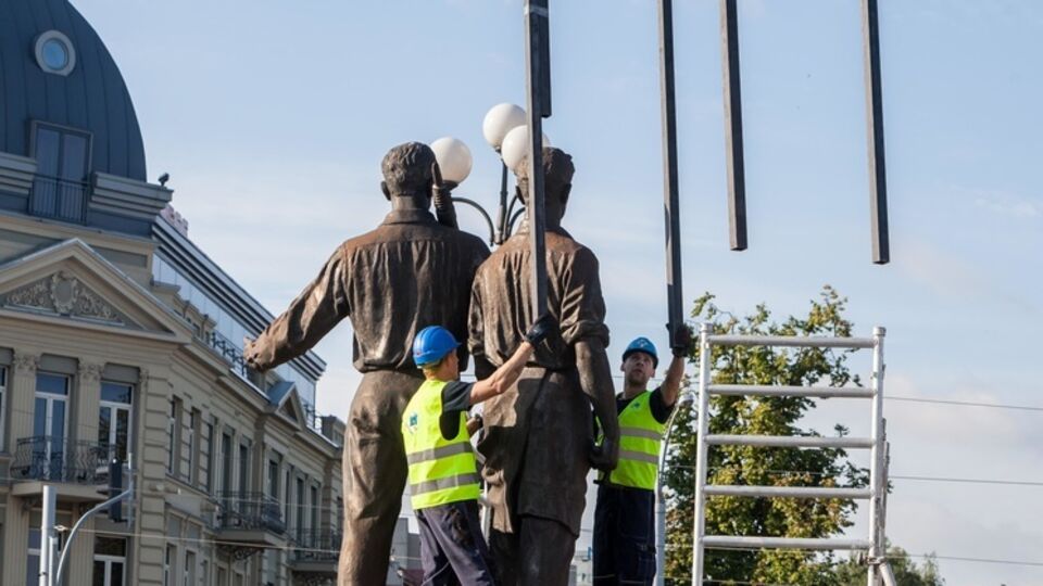 В Вильнюсе начали демонтировать советские скульптуры на Зеленом мосту