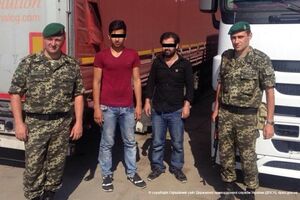 Пограничники задержали нелегалов, когда те прорезали тент прицепа, в котором скрывались, и пытались покинуть укрытие
