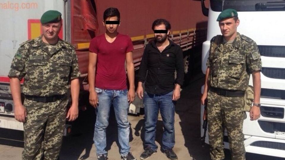 Пограничники задержали нелегалов, когда те прорезали тент прицепа, в котором скрывались, и пытались покинуть укрытие