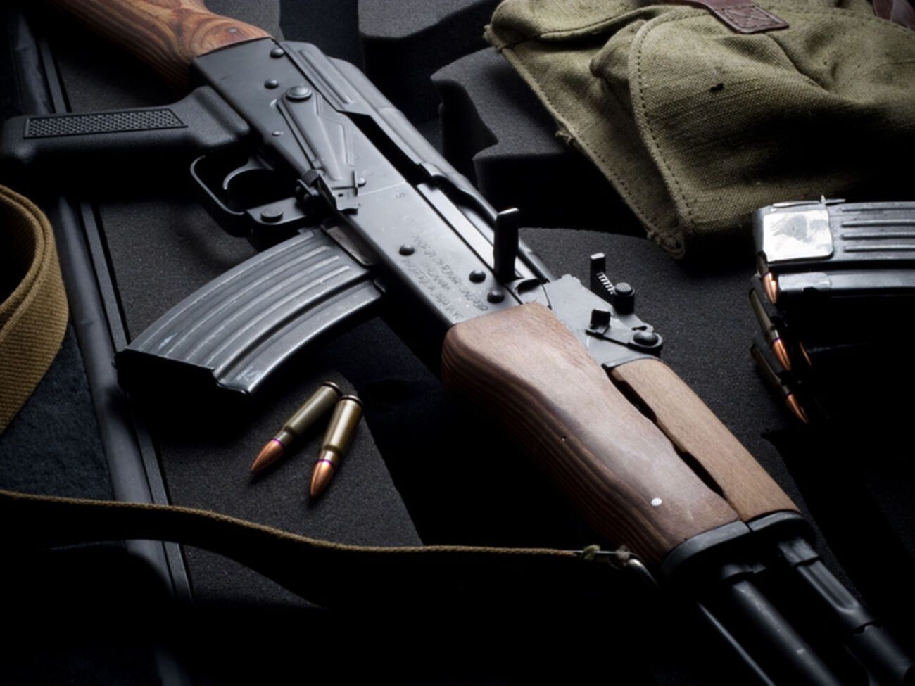 Вооруженного автоматом солдата все еще ищут