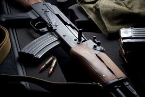 Вооруженного автоматом солдата все еще ищут