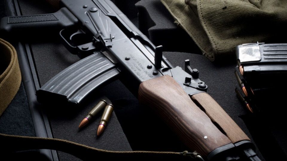 Вооруженного автоматом солдата все еще ищут