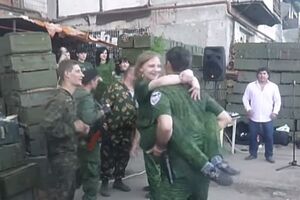 В день рождения террориста Гиви боевики танцевали "рок-н-ролл" под песню Цоя. Видео
